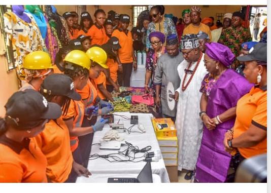Ondo First Lady Empowers 100 Ondo South senatorial women with start-up kits 