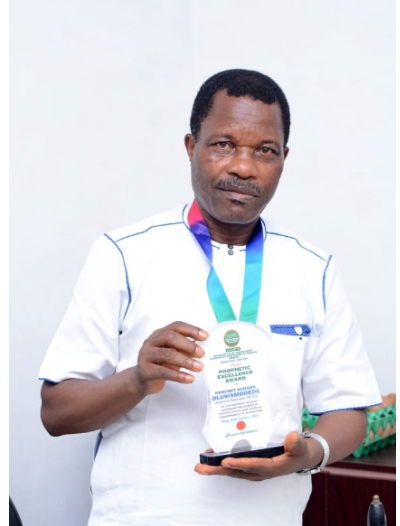 Prophet Samson Oluwamodede of PCCG Receives Prophetic Excellence Award by AINPN