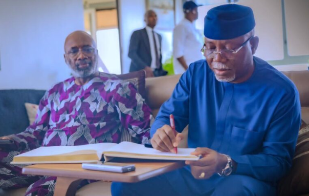 Aiyedatiwa Pays Condolence Visit to Akinkugbe Family Over Parents’ Demise Aiyedatiwa Pays Condolence Visit to Akinkugbe Family Over Parents’ Demise